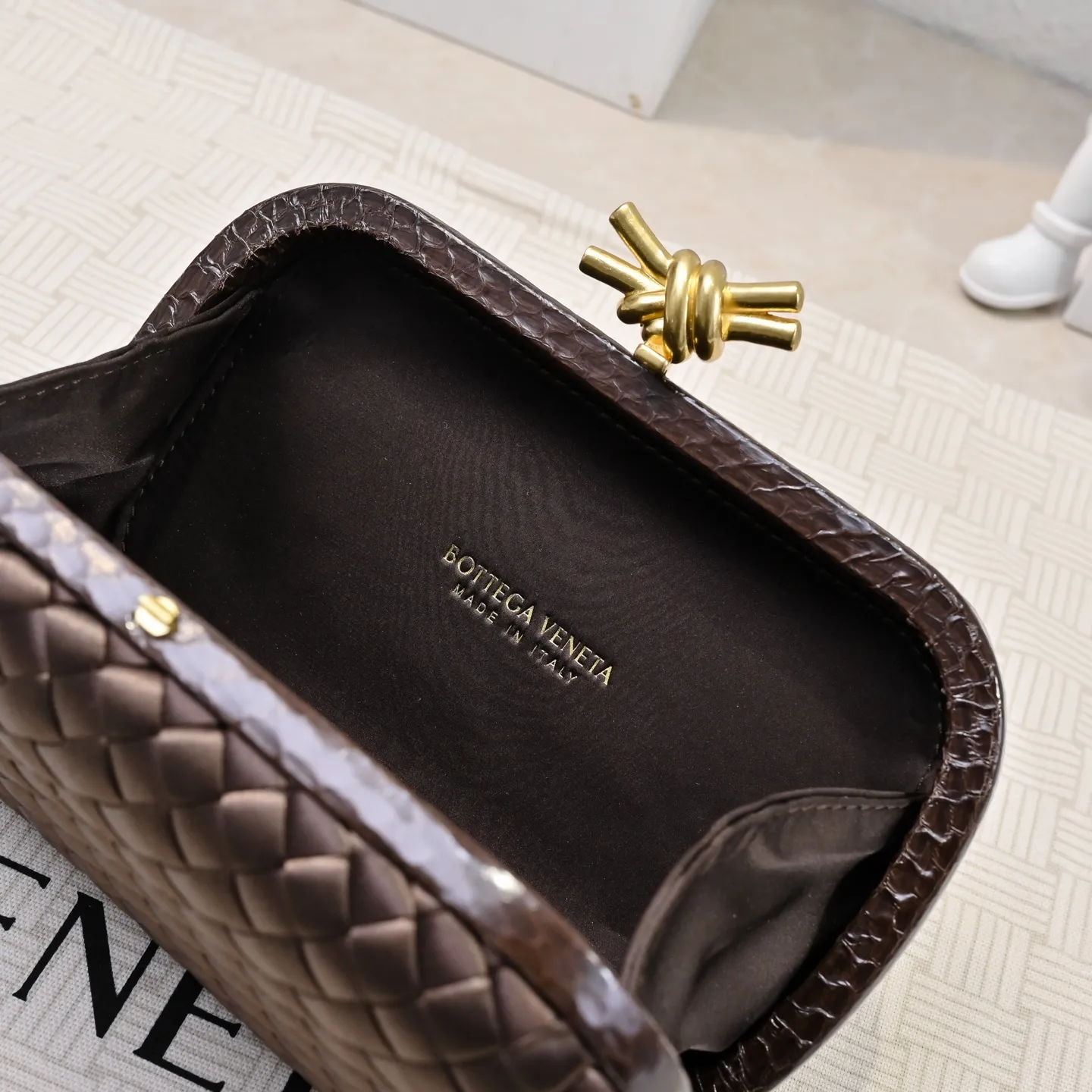 Batch 1460 #BV Knot woven evening bag series ~ Each bag reveals exquisite elegance💫Iconic classic silk weaving➕snake skin trimming with knot buckle, soft and delicate feel. The design is small and exquisite, low-key without logo, elegant and elegant. Paired with evening dress or cheongsam, it has the atmosphere of a famous and wealthy lady. Full of aura and invincible texture💃 Model: 7622 Dimensions: 20x12x5.5